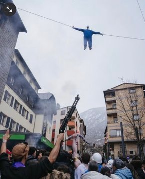 Effigie en bleu portée dans la foule du carnaval d'Encamp, une large étoile de David peinte sur le visage