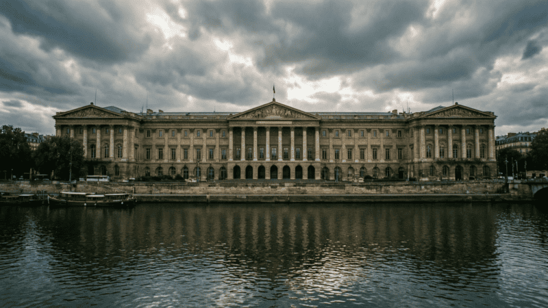 Palais Bourbon, siège de l'Assemblée nationale, vu depuis la Seine sous un ciel nuageux