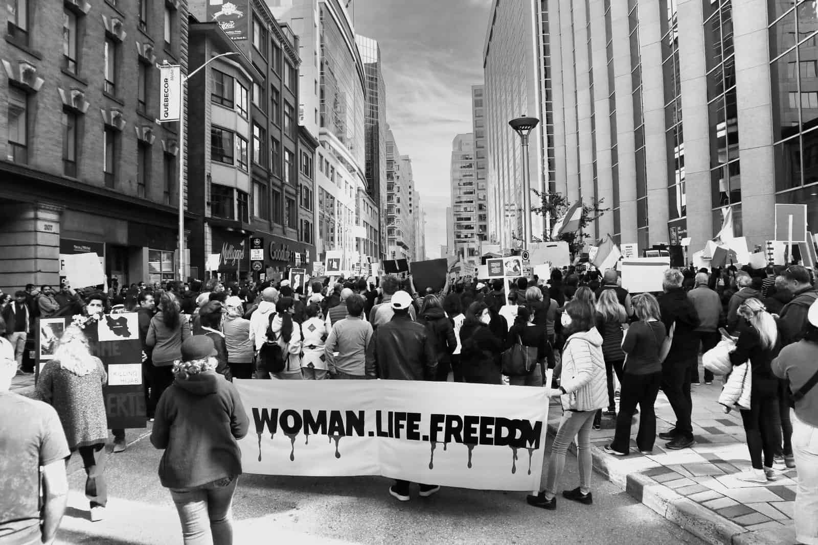 Banderole du mouvement Femme Vie Liberté lors d'une manifestation de solidarité avec l'Iran en 2022