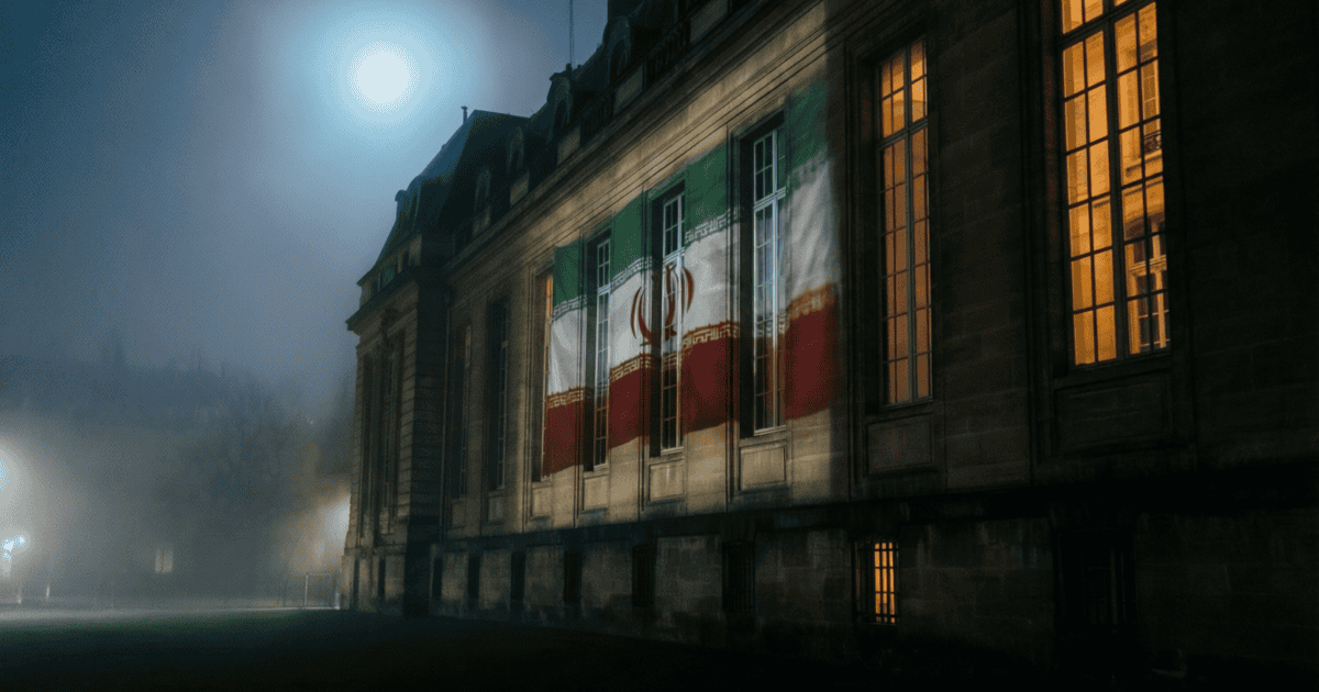 Iran France diplomatie soumission - bâtiment diplomatique français la nuit, ombres dramatiques