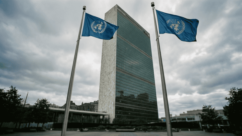 Bâtiment des Nations unies avec drapeaux bleus, symbole du double standard de l'UNRWA