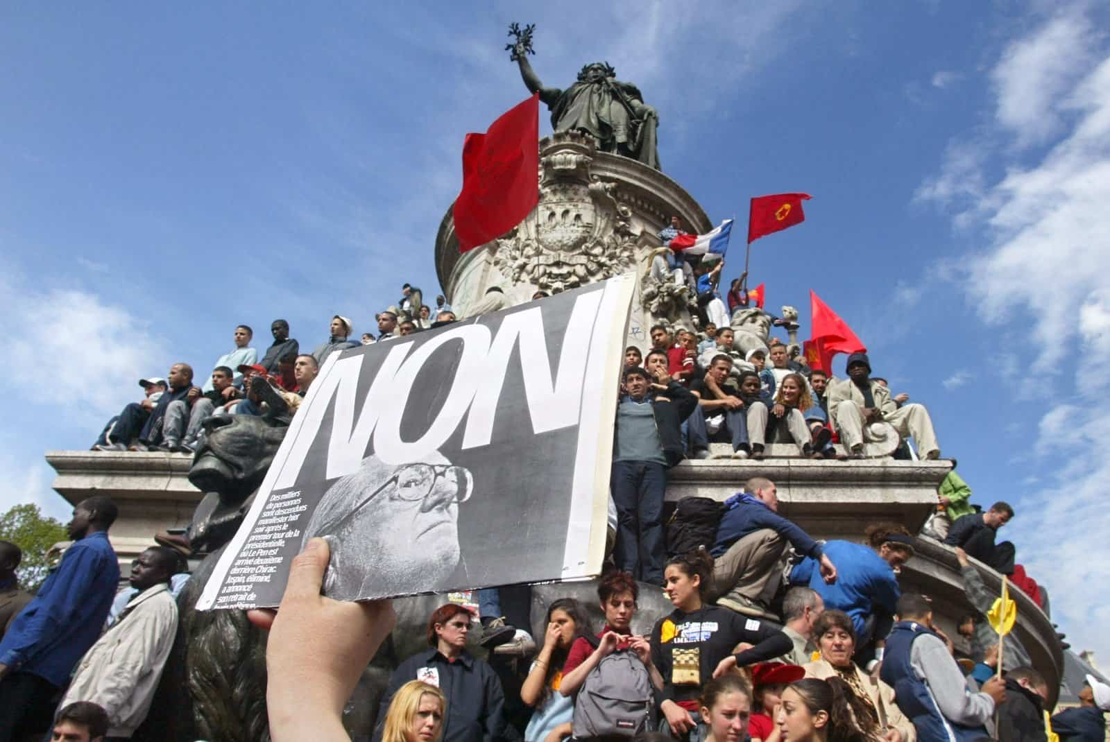 Manifestation anti-Le Pen du 1er mai 2002, Place de la République à Paris, foule dense brandissant des pancartes