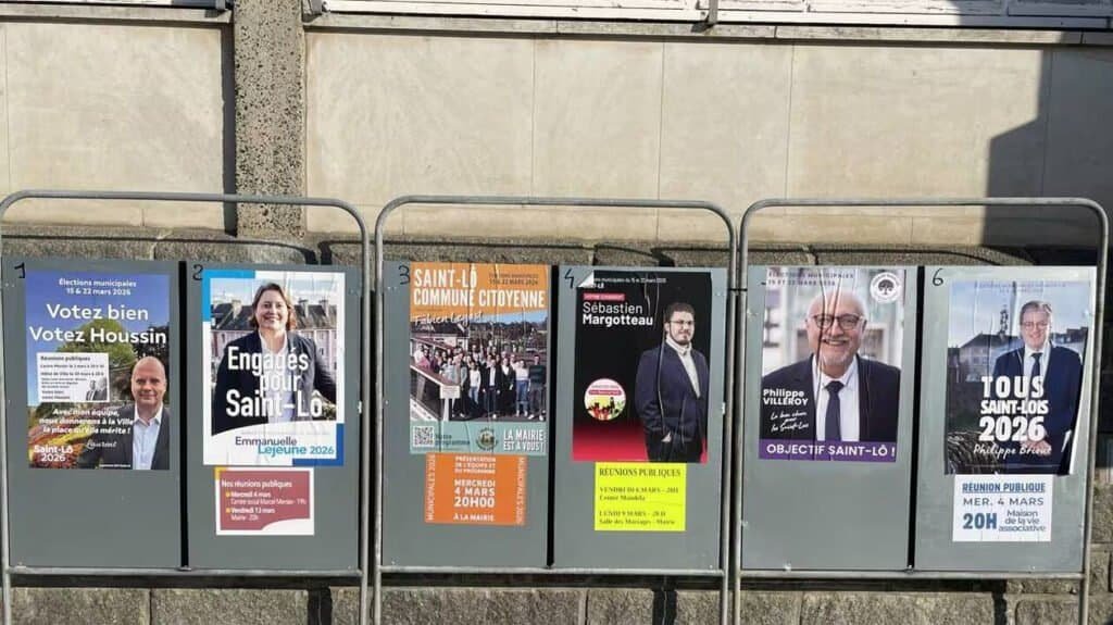 Panneaux électoraux des municipales 2026 sécurité à Saint-Lô avec les affiches des six candidats