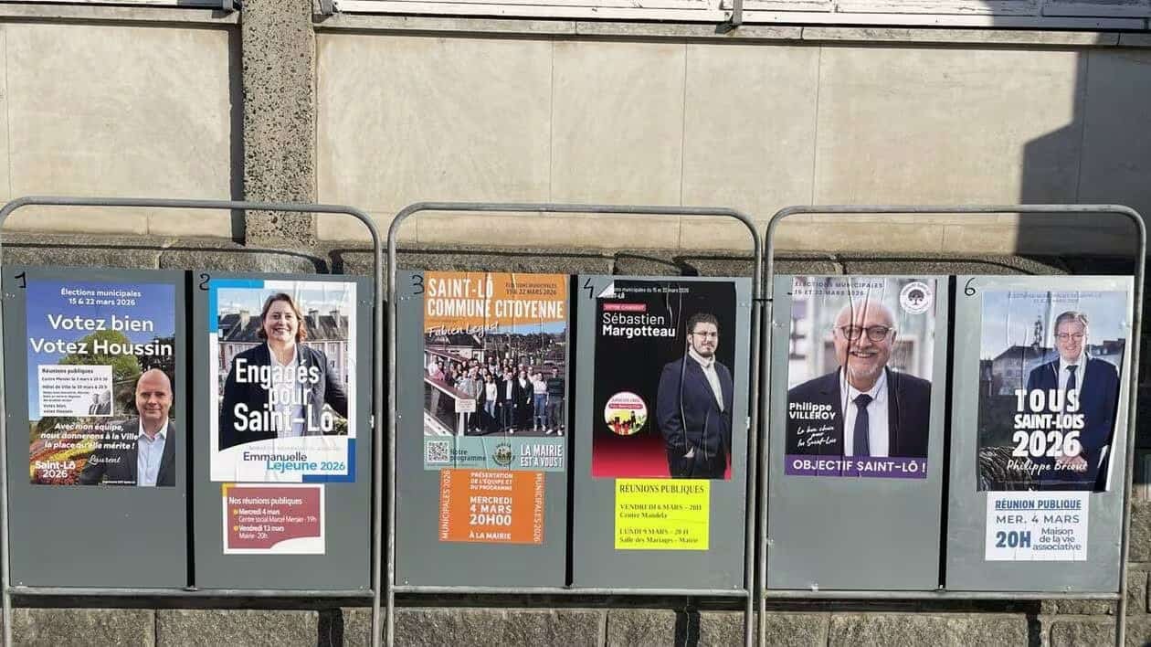 Panneaux électoraux des municipales 2026 à Saint-Lô avec les affiches des six candidats