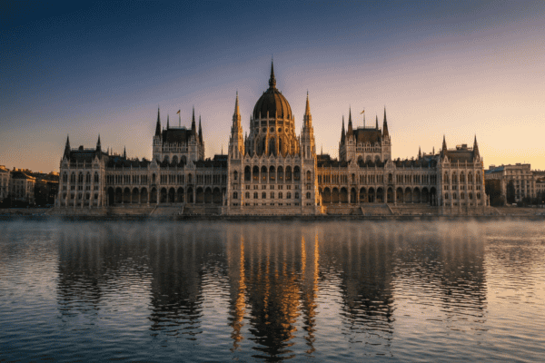 Parlement hongrois à Budapest au lever du soleil, Danube en premier plan — Péter Magyar nouveau Premier ministre