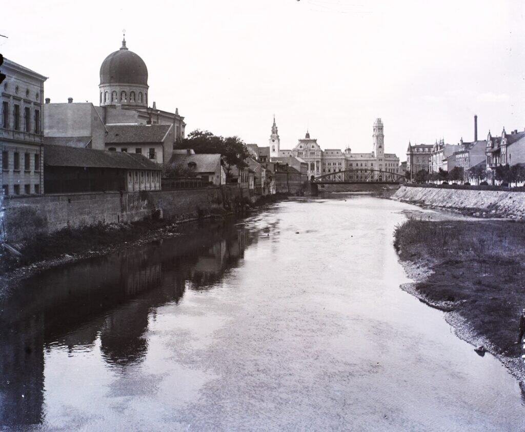 Synagogue Zion d'Oradea vue depuis la rivière, pogrom Oradea 1927