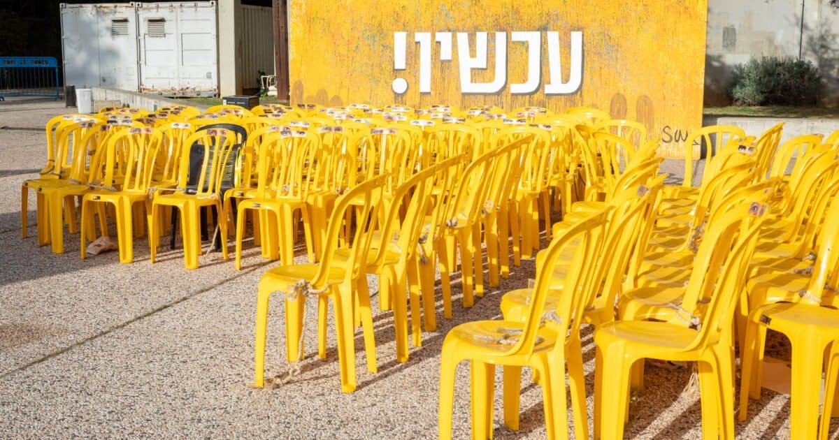 Chaises jaunes vides sur la Place des Otages à Tel-Aviv, chacune représentant un otage du 7 octobre 2023