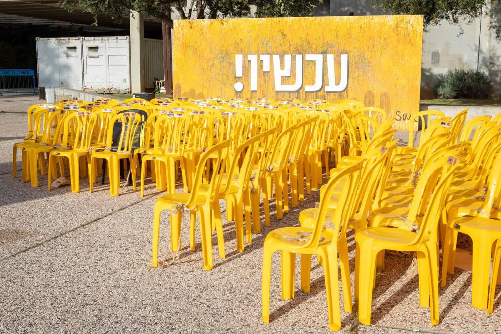 Chaises jaunes vides sur la Place des Otages à Tel-Aviv, chacune représentant un otage du 7 octobre 2023