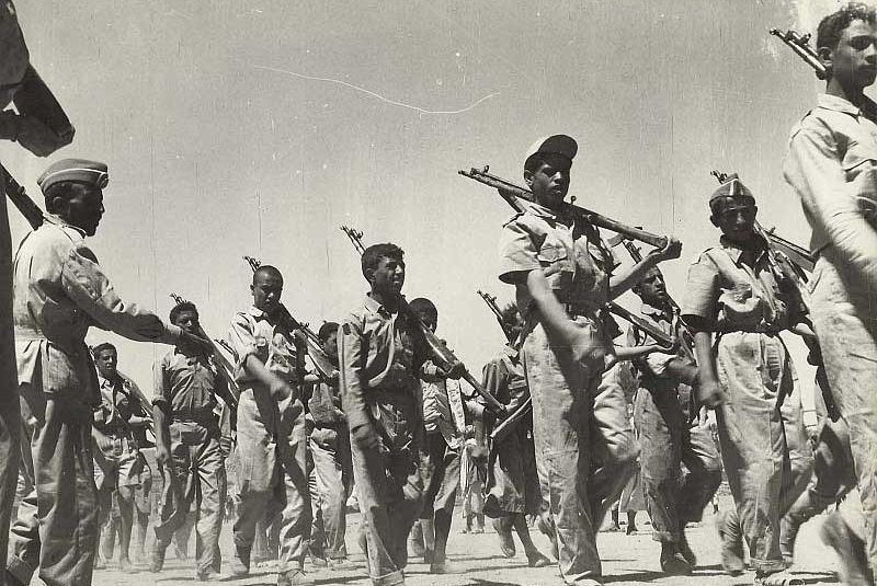 Soldats nassériens défilant pendant la guerre civile du Yémen du Nord, 1962-1970