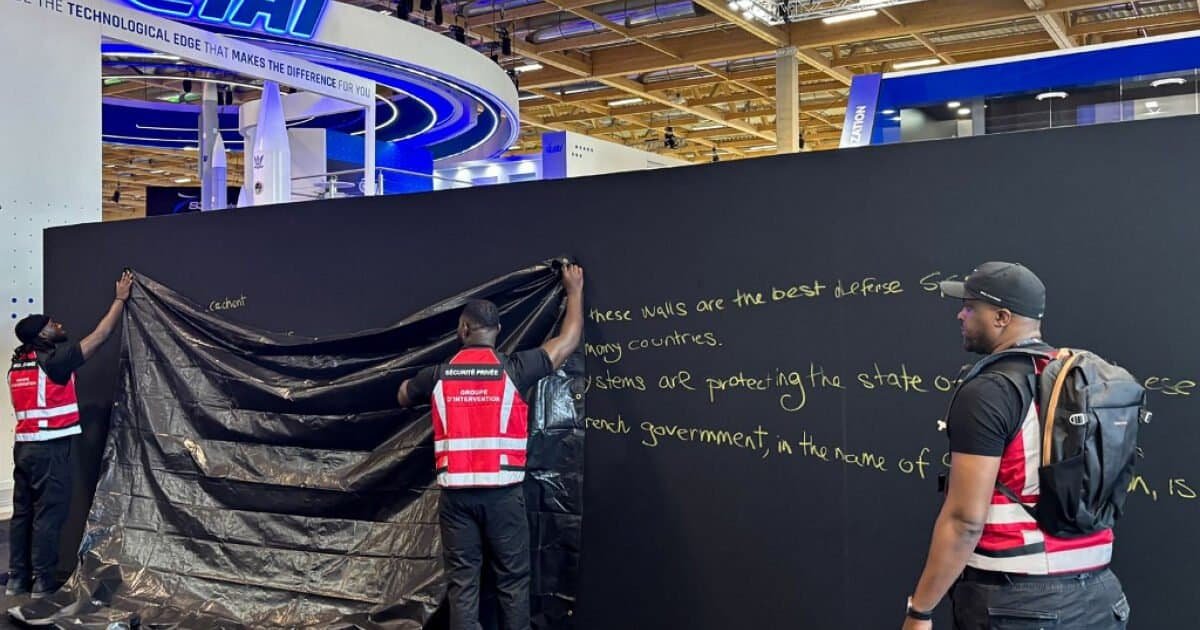 Eurosatory et salons d'armement : stand israélien IAI masqué par une bâche noire au Salon du Bourget 2025