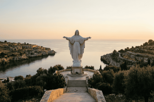 Statue de Notre-Dame du Liban à Harissa, symbole du refuge des chrétiens d'Orient