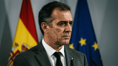 Pedro Sánchez encerclé par la justice en Espagne, photo de presse lors d'une conférence officielle