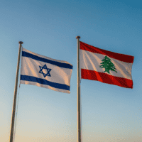 Drapeaux d'Israël et du Liban côte à côte, symbole de l'accord Israël-Liban
