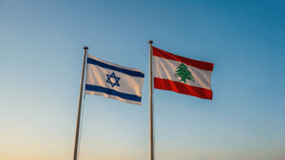 Drapeaux d'Israël et du Liban côte à côte, symbole de l'accord Israël-Liban