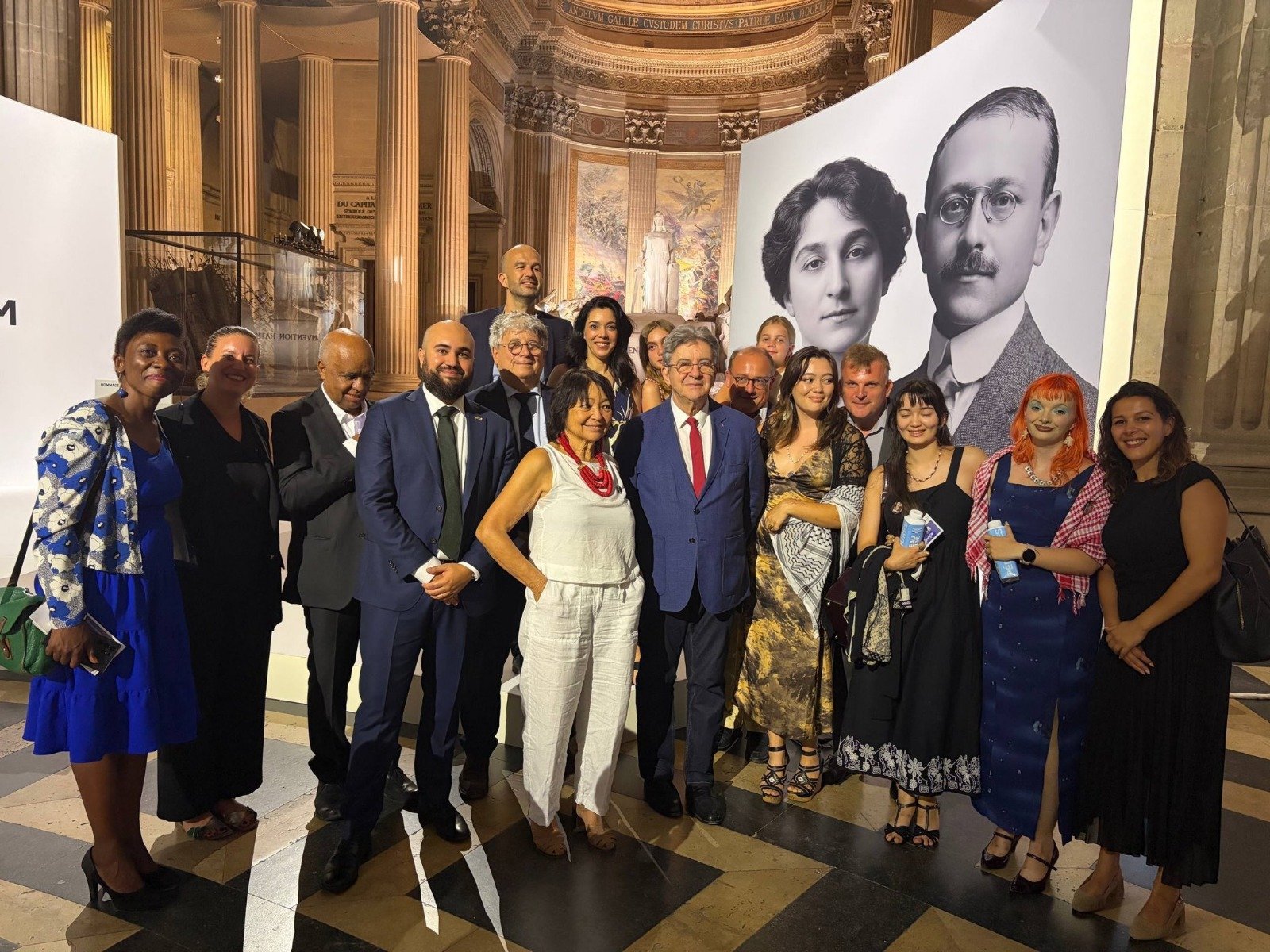 Jean-Luc Mélenchon et des cadres de La France insoumise posent au pied du portrait géant de Marc et Simonne Bloch dans le Panthéon, le 23 juin 2026